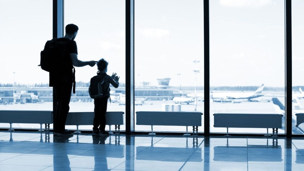 filho e pai no aeroporto prontos para viajar depois de terem a autorização de viagem de menor ao exterior