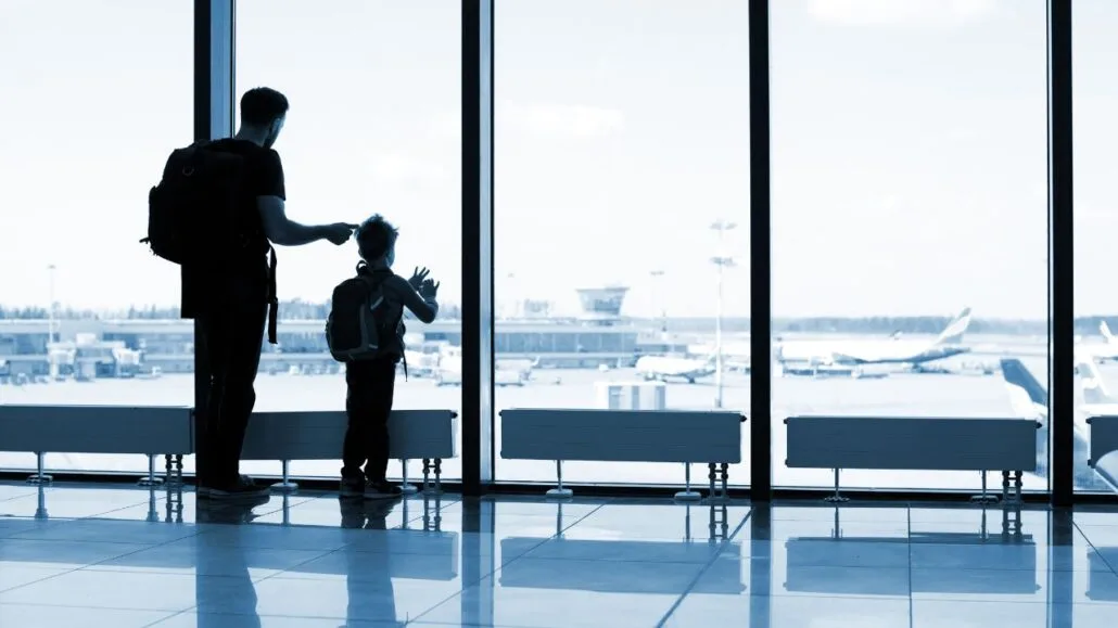 filho e pai no aeroporto prontos para viajar depois de terem a autorização de viagem de menor ao exterior