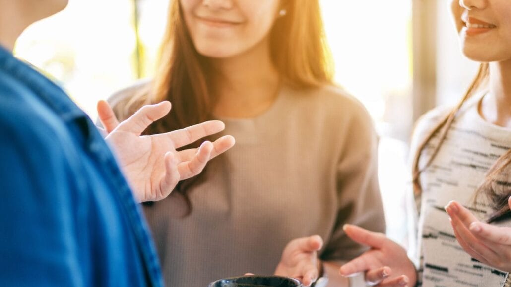 três adultos de uma mesma família conversando sobre planejamento sucessório