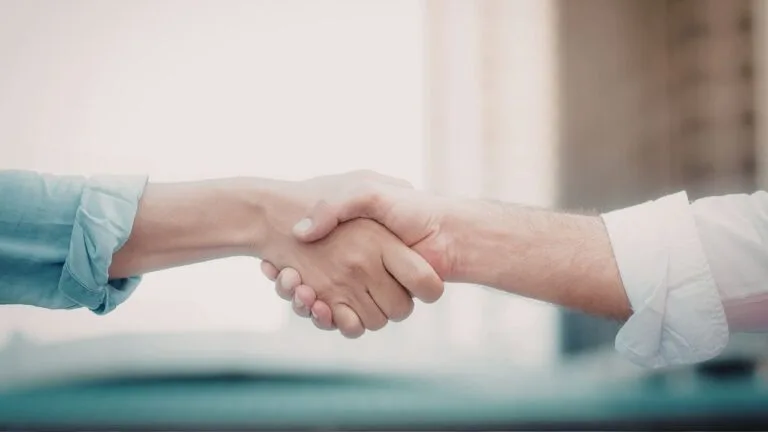 aperto de mãos após planejamento sucessório