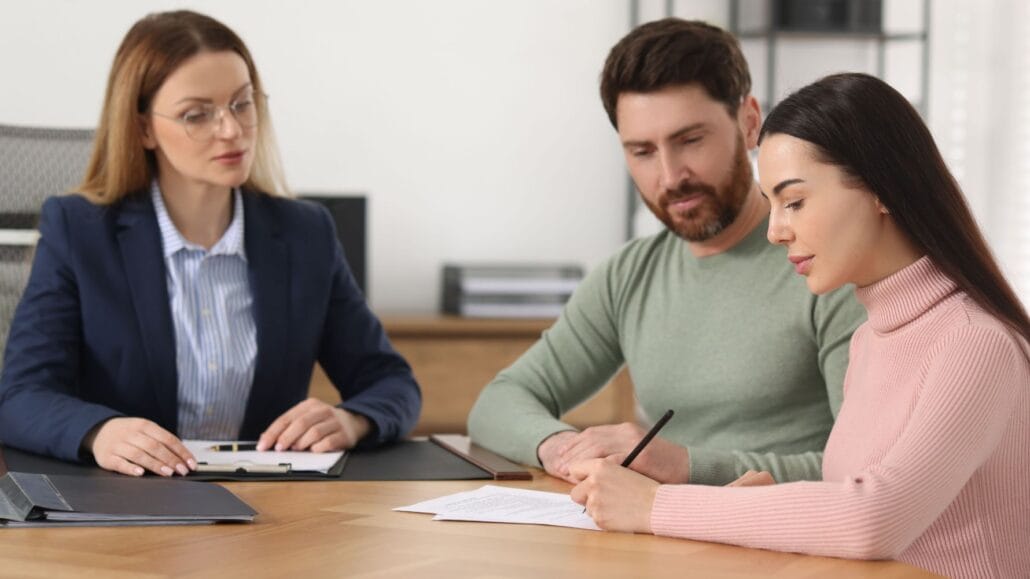 casal assinando contrato de namoro