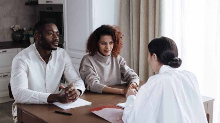 casal conversando com advogada sobre Uniões estáveis de alto patrimônio