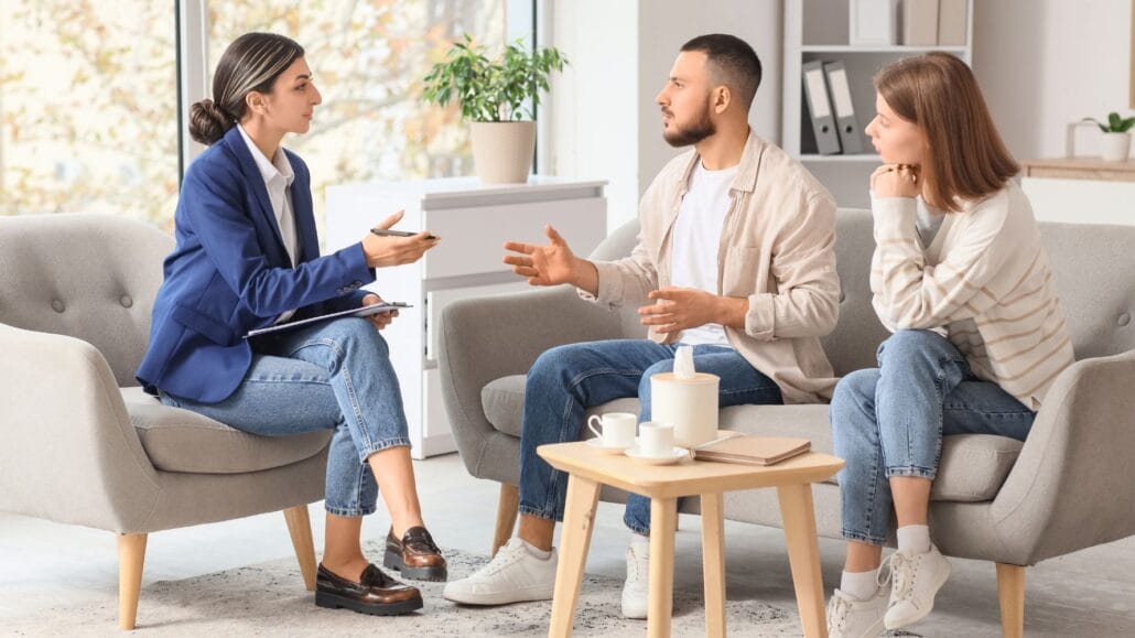 casal conversando com advogada sobre mudança de regime de bens