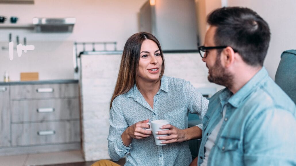 casal conversando sobre pacto antenupcial