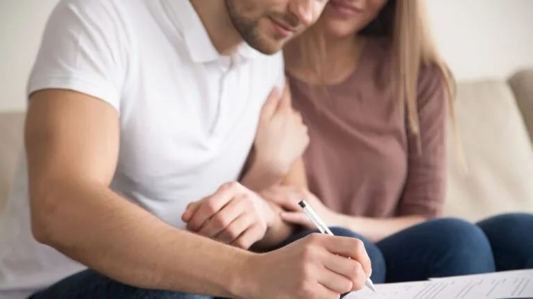 casal assinando pacto antinupcial
