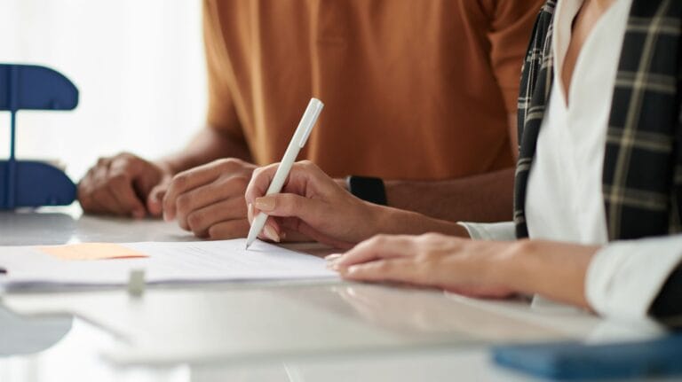 casal assinando contrato de namoro