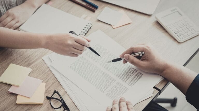 documentos de Partilha de participações societárias em uma mesa