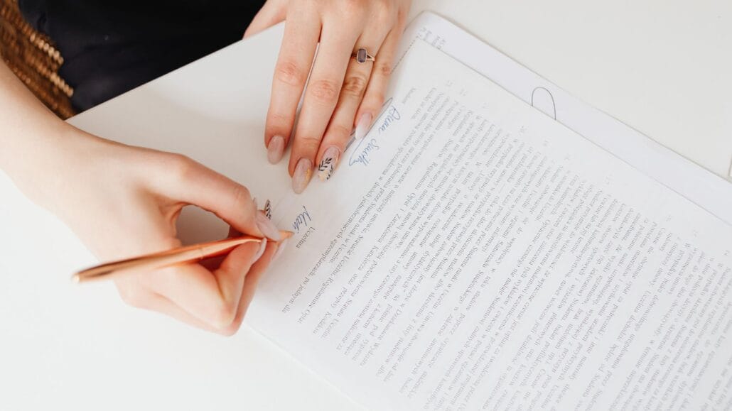 mulher assinando documento