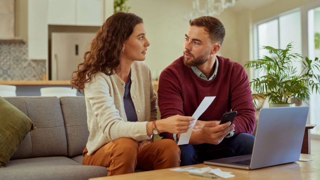 homem e mulher conversando sobre guarda compartilhada